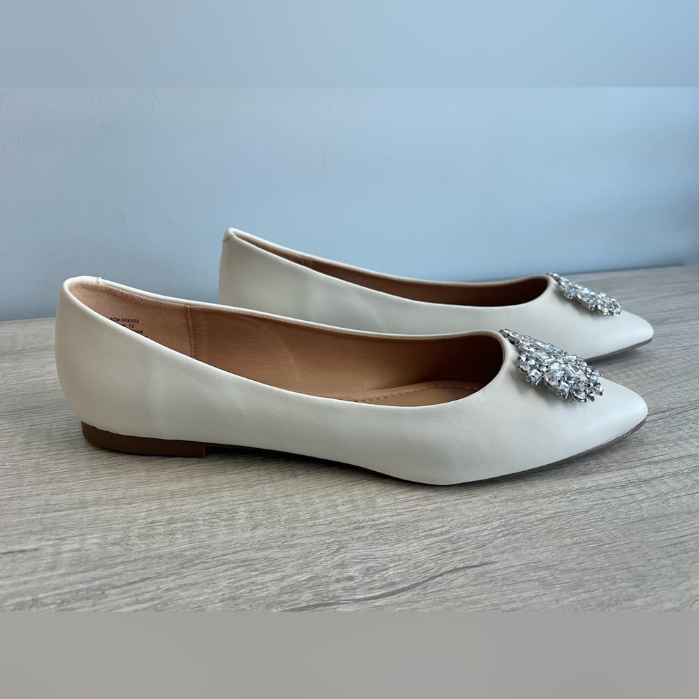 Journee Collection White Pointed Toe Flats with Crystal Brooch - Picture 3 of 10